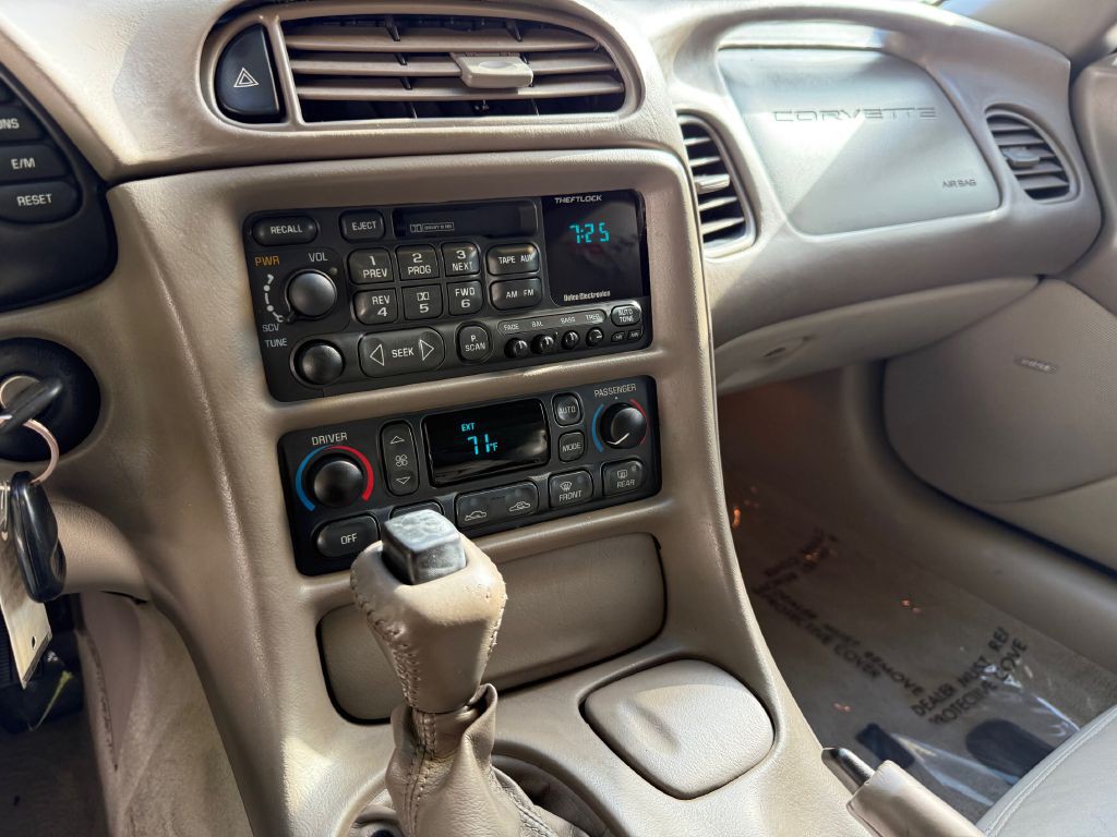 2004 Chevrolet Corvette Image 16