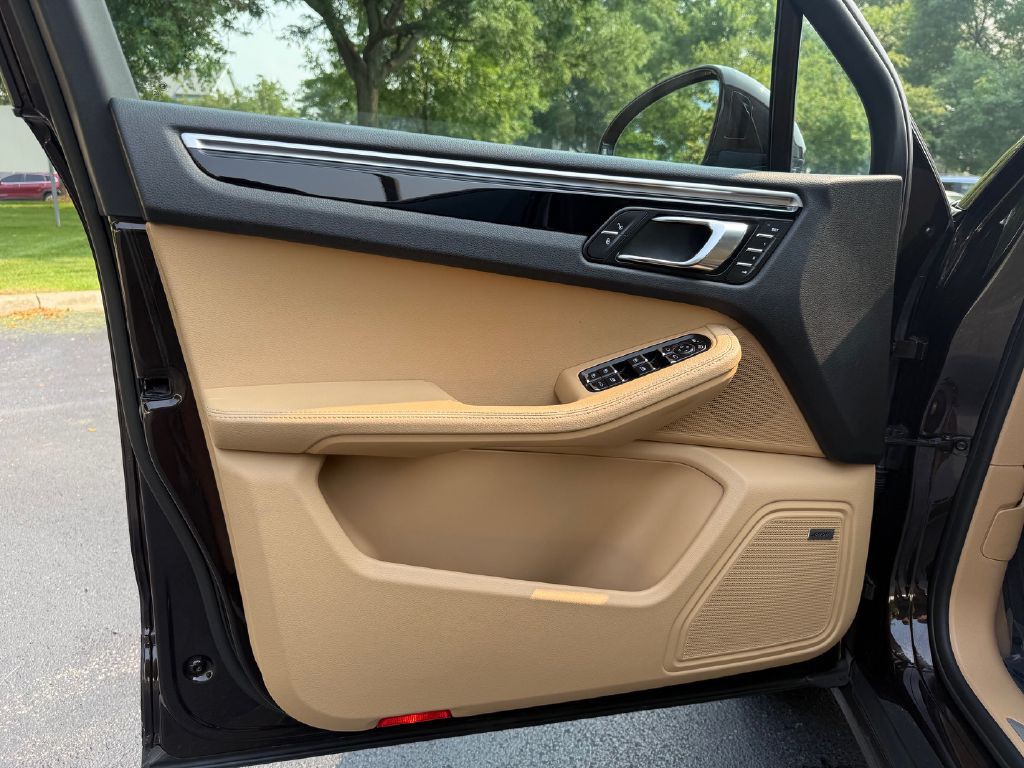 2018 Porsche Macan Image 25