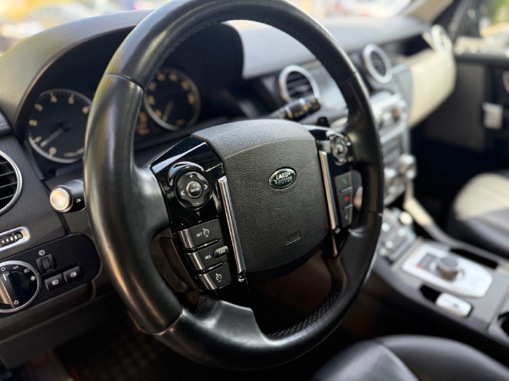 2016 Land Rover LR4 Image 16