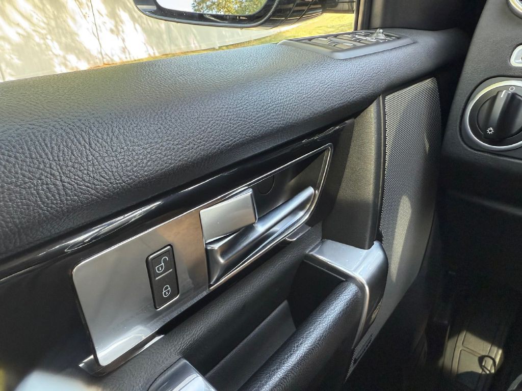 2016 Land Rover LR4 Image 35