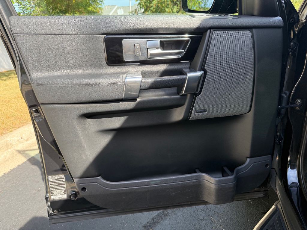 2016 Land Rover LR4 Image 38