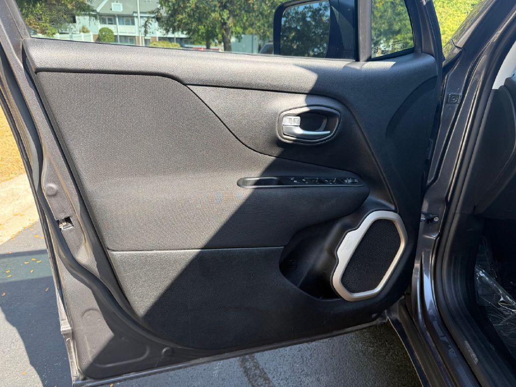 2017 Jeep Renegade Image 32