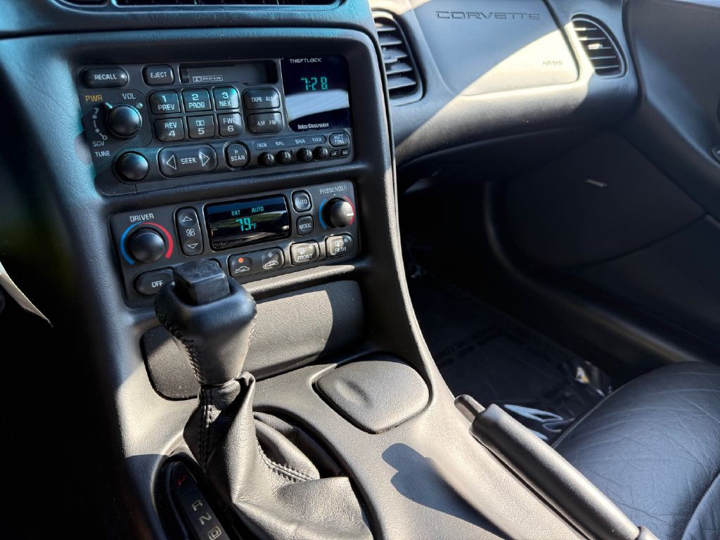 2004 Chevrolet Corvette Image 18