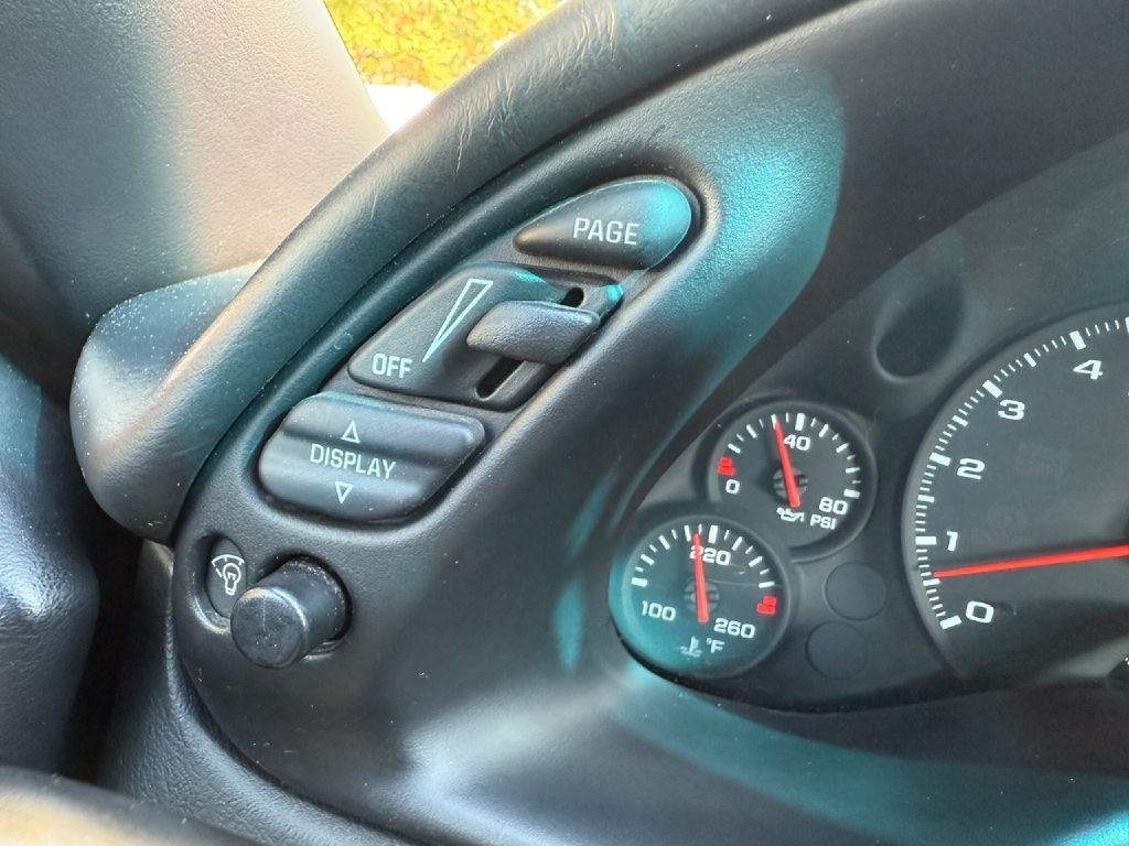 2004 Chevrolet Corvette Image 20