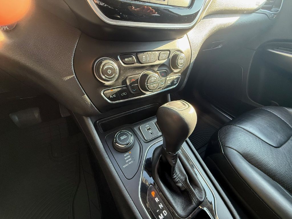 2019 Jeep Cherokee Image 16