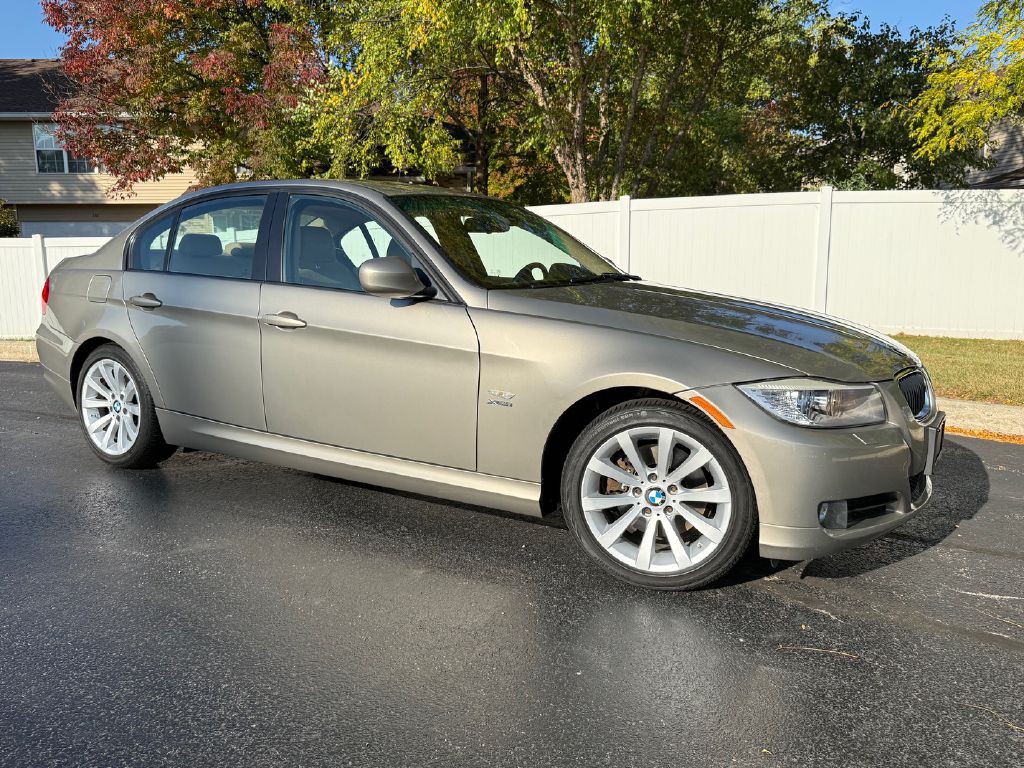 2011 BMW 3 Series Image 2