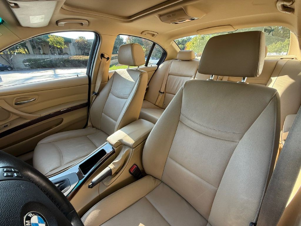 2011 BMW 3 Series Image 17