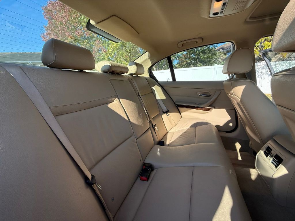 2011 BMW 3 Series Image 24