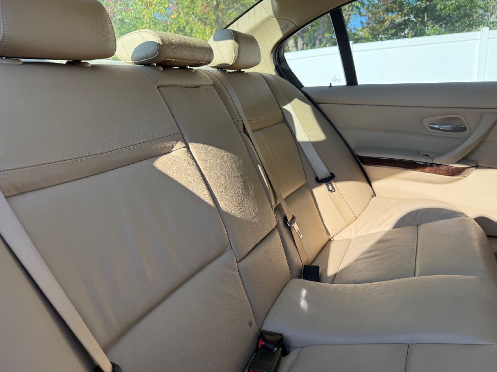 2011 BMW 3 Series Image 25