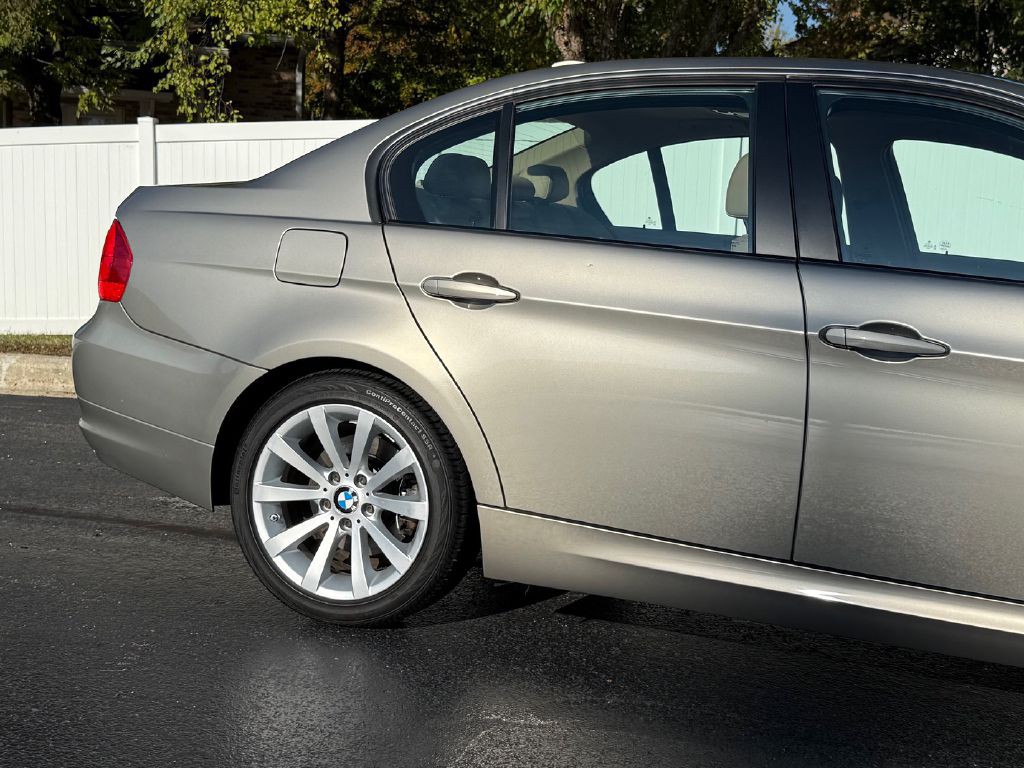 2011 BMW 3 Series Image 35