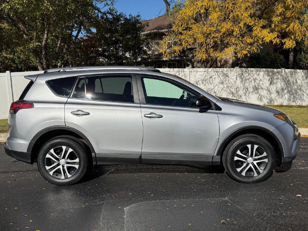 2017 Toyota Rav4 Image 4
