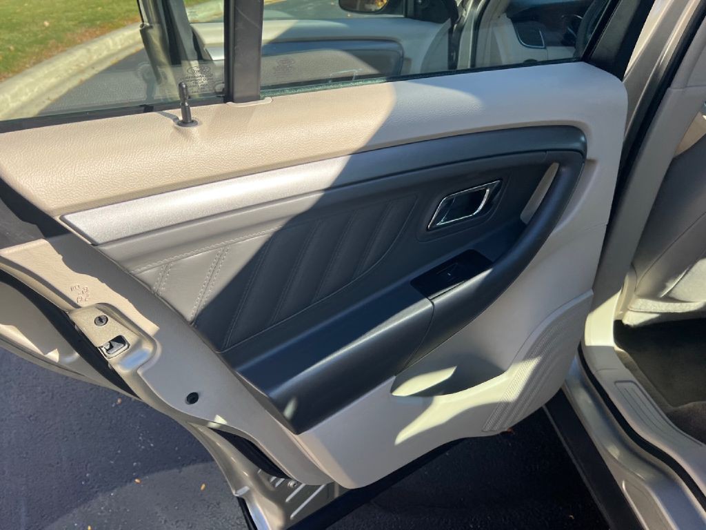 2011 Ford Taurus Image 24