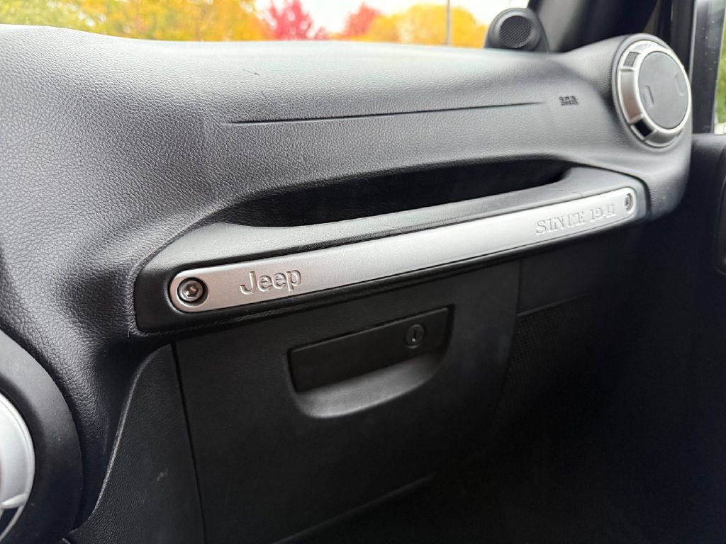 2011 Jeep Wrangler Unlimited Image 28