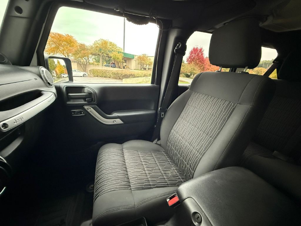 2011 Jeep Wrangler Unlimited Image 30