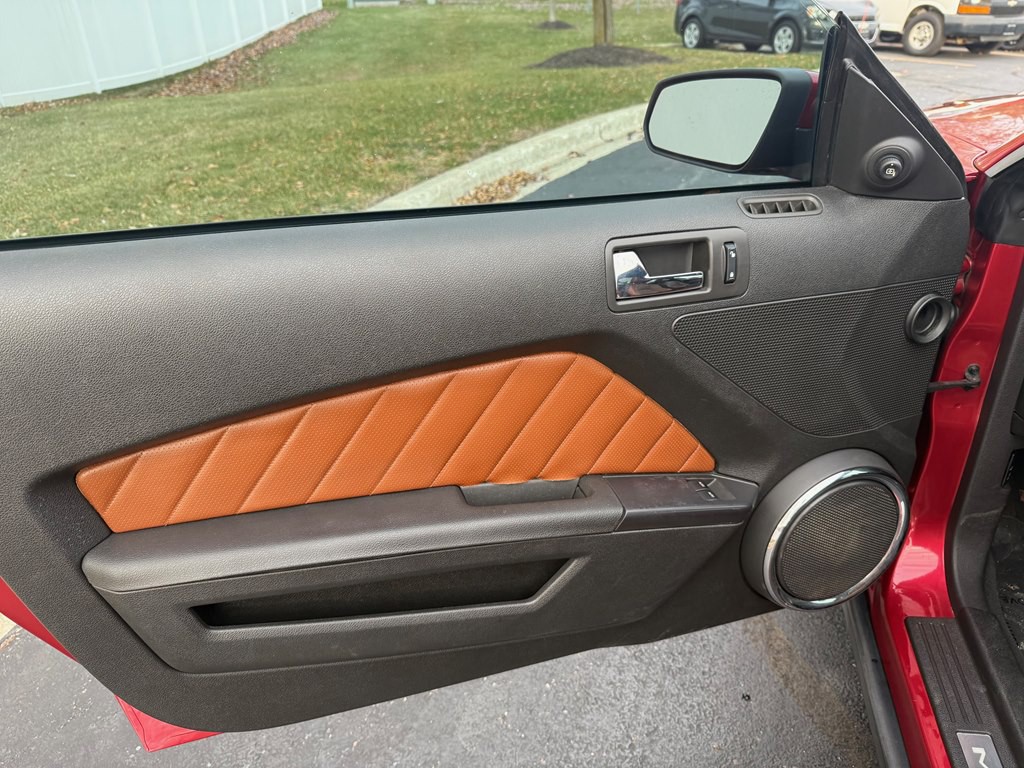 2010 Ford Mustang Image 24