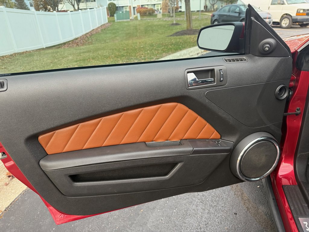 2010 Ford Mustang Image 25