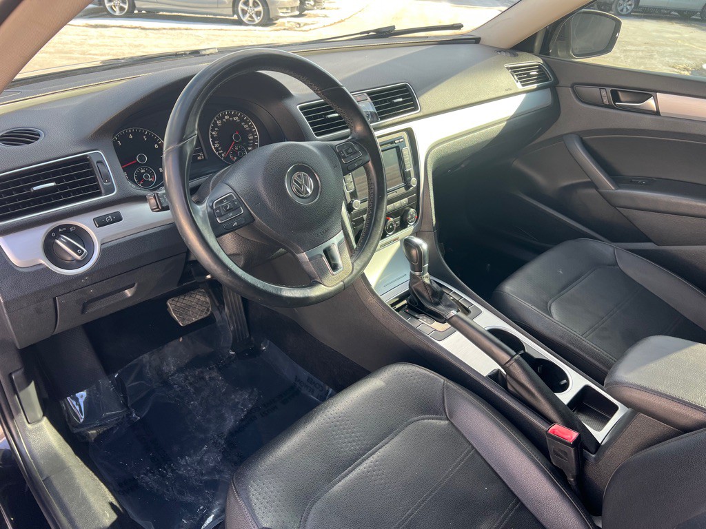 2013 Volkswagen Passat Image 25