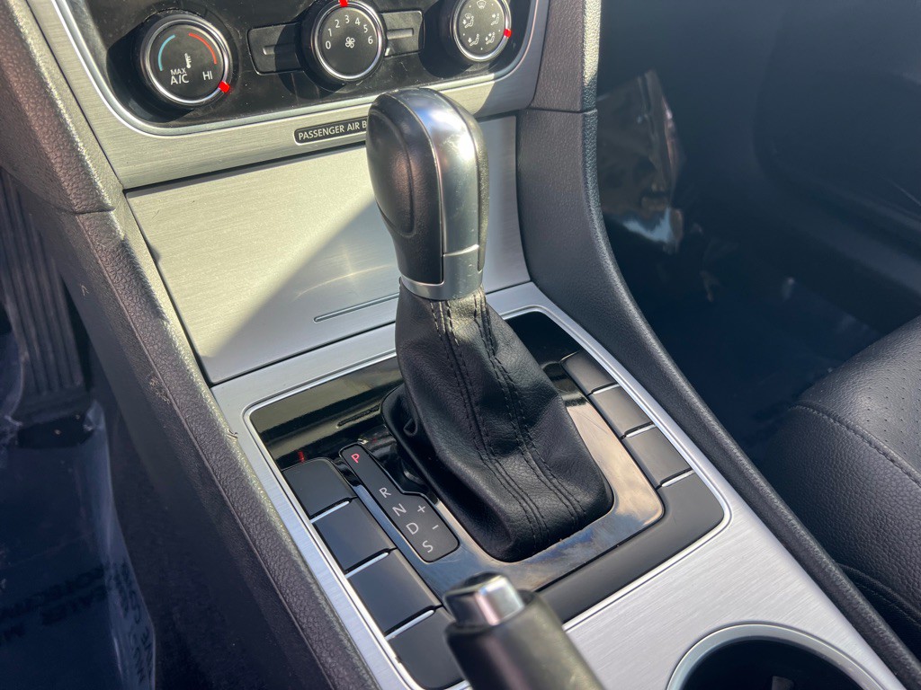 2013 Volkswagen Passat Image 28