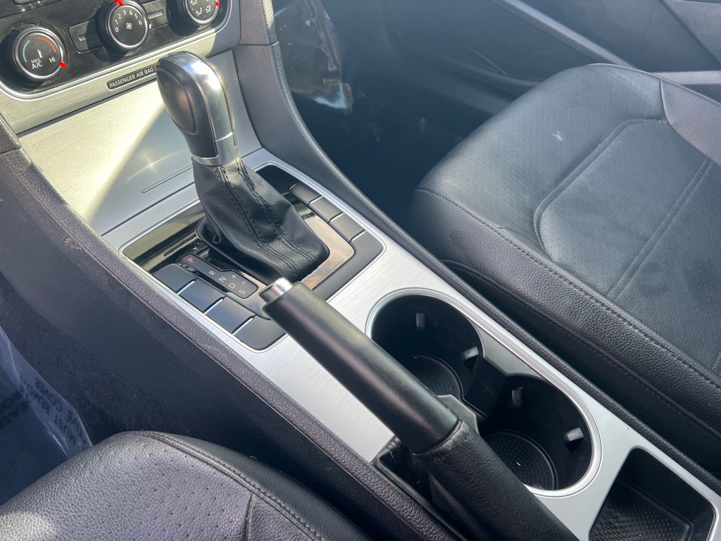 2013 Volkswagen Passat Image 32