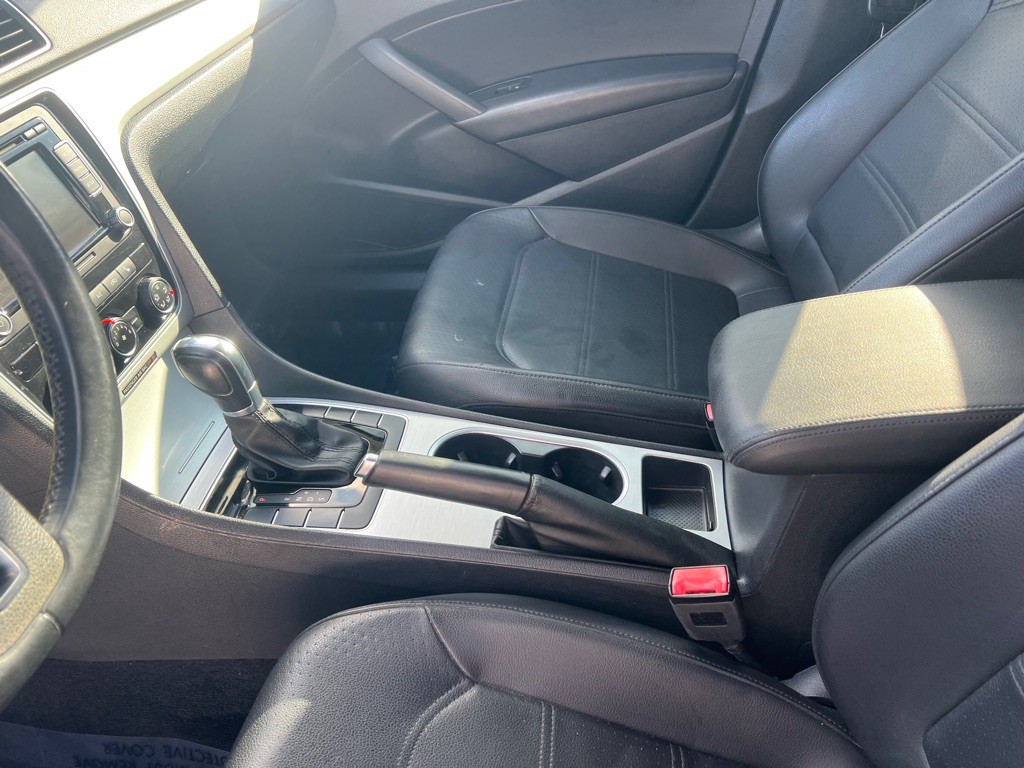 2013 Volkswagen Passat Image 34