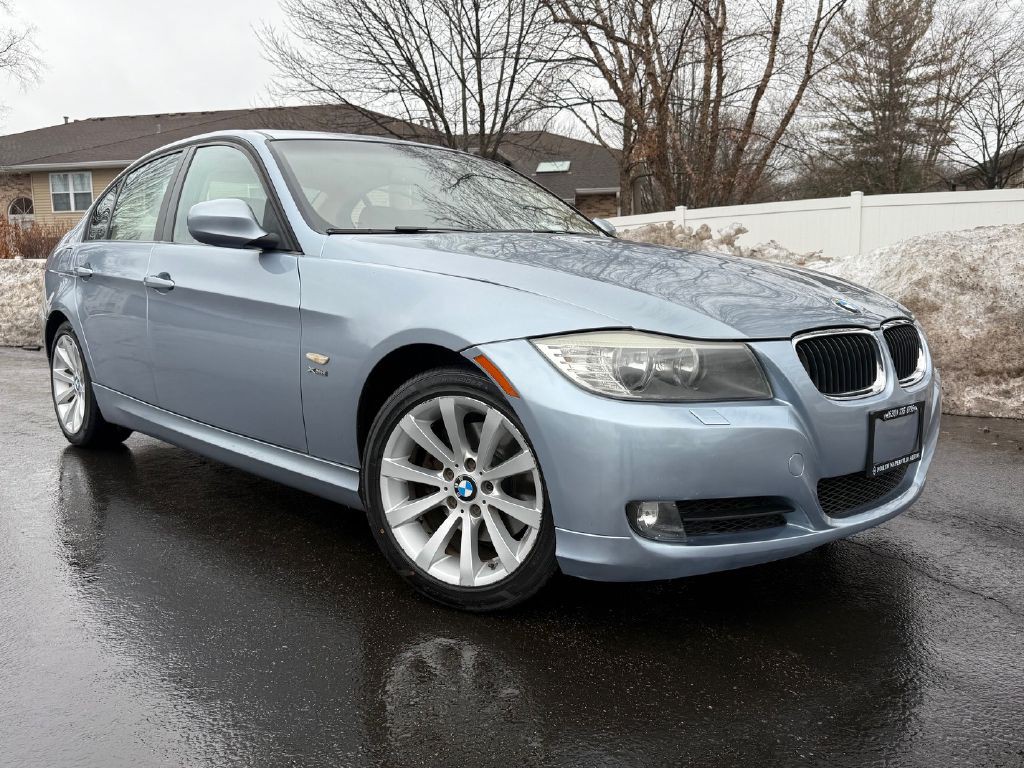 2011 BMW 3 Series Image 2