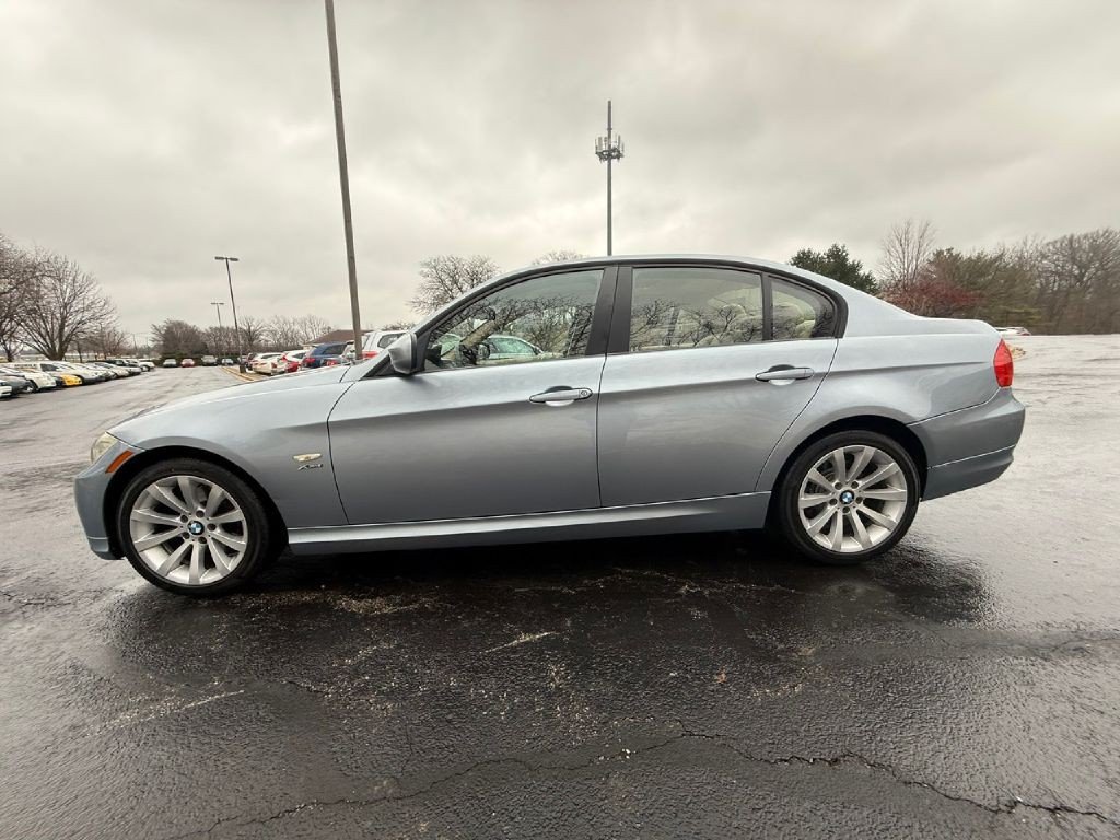 2011 BMW 3 Series Image 9