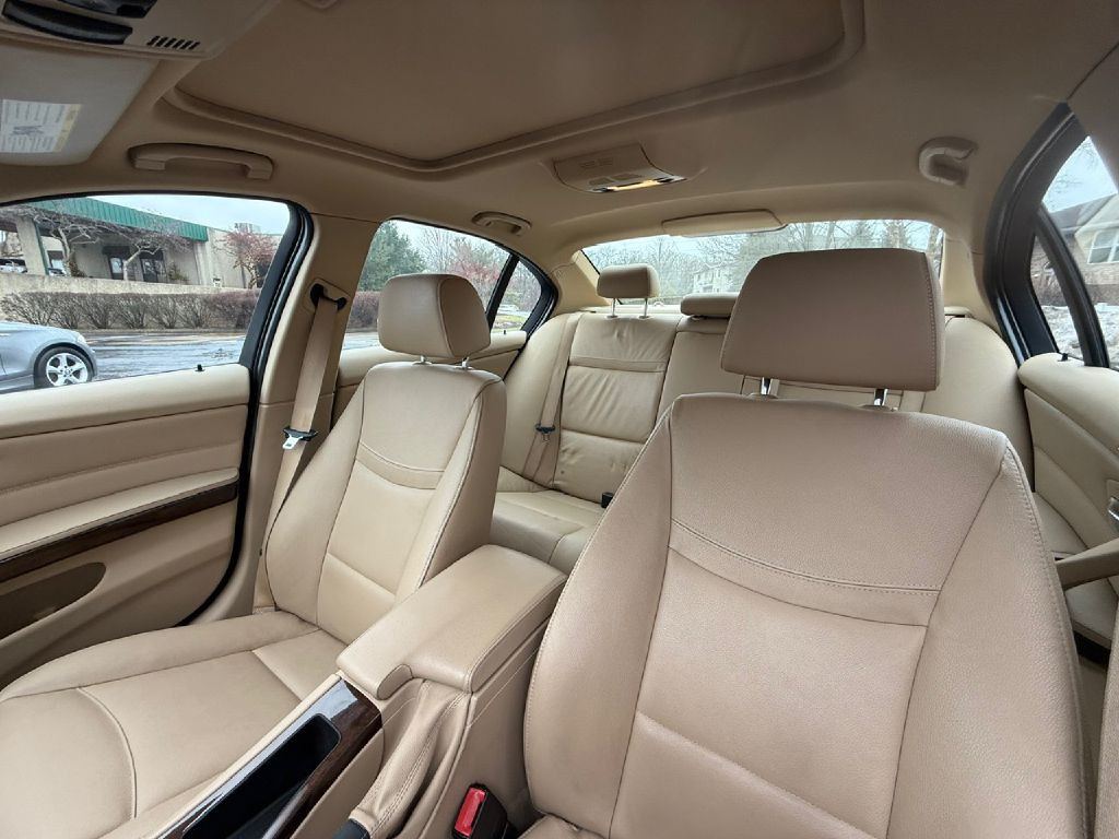 2011 BMW 3 Series Image 12