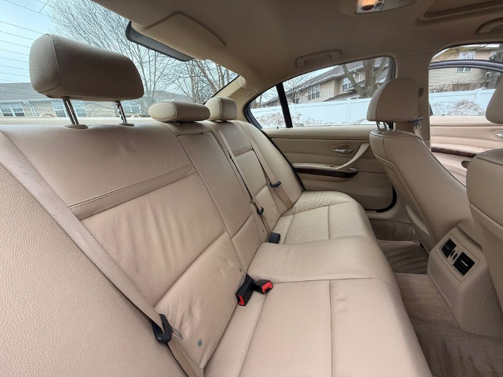 2011 BMW 3 Series Image 19