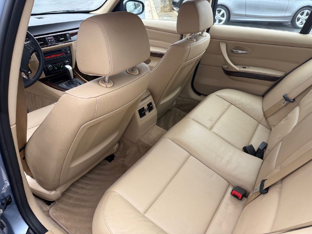 2011 BMW 3 Series Image 21