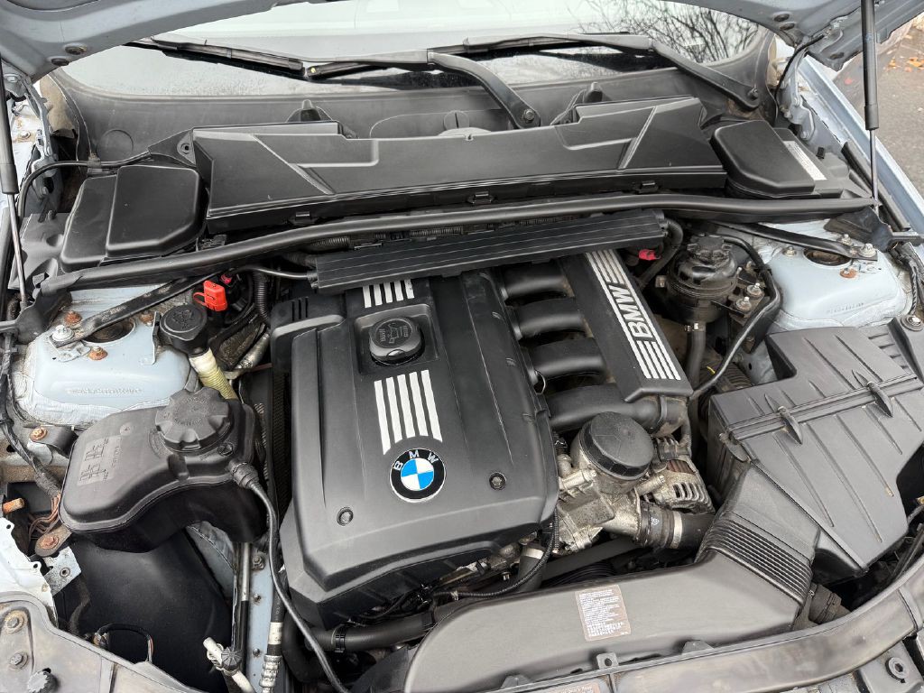 2011 BMW 3 Series Image 24