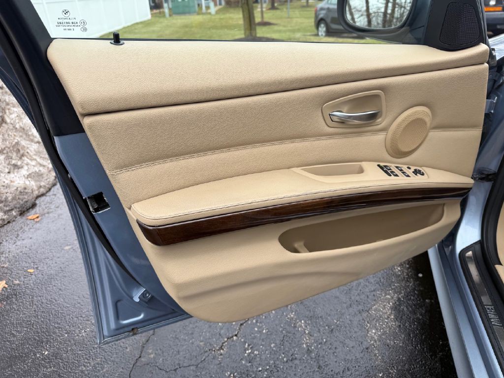 2011 BMW 3 Series Image 25