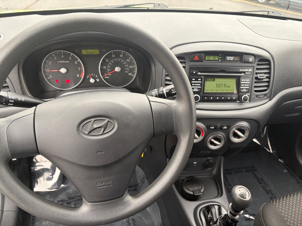 2009 Hyundai Accent Image 32