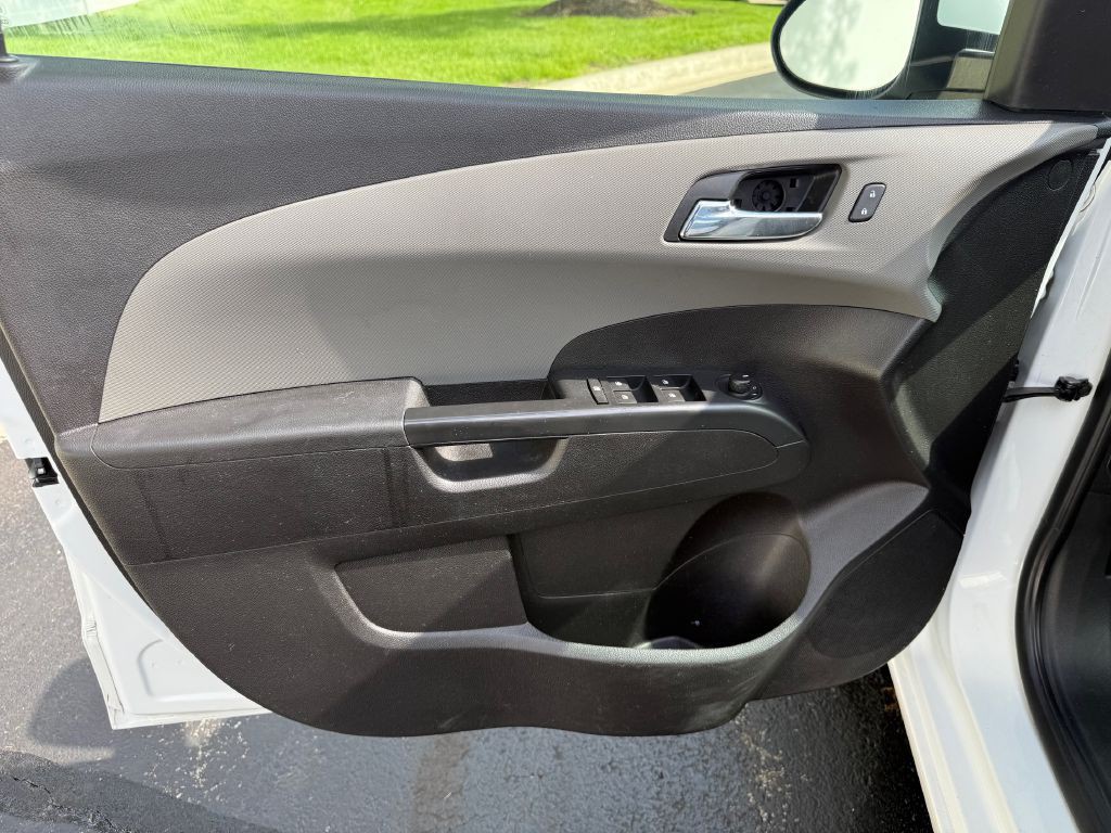 2016 Chevrolet Sonic Image 16