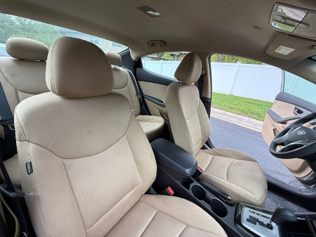 2011 Hyundai Elantra Image 16