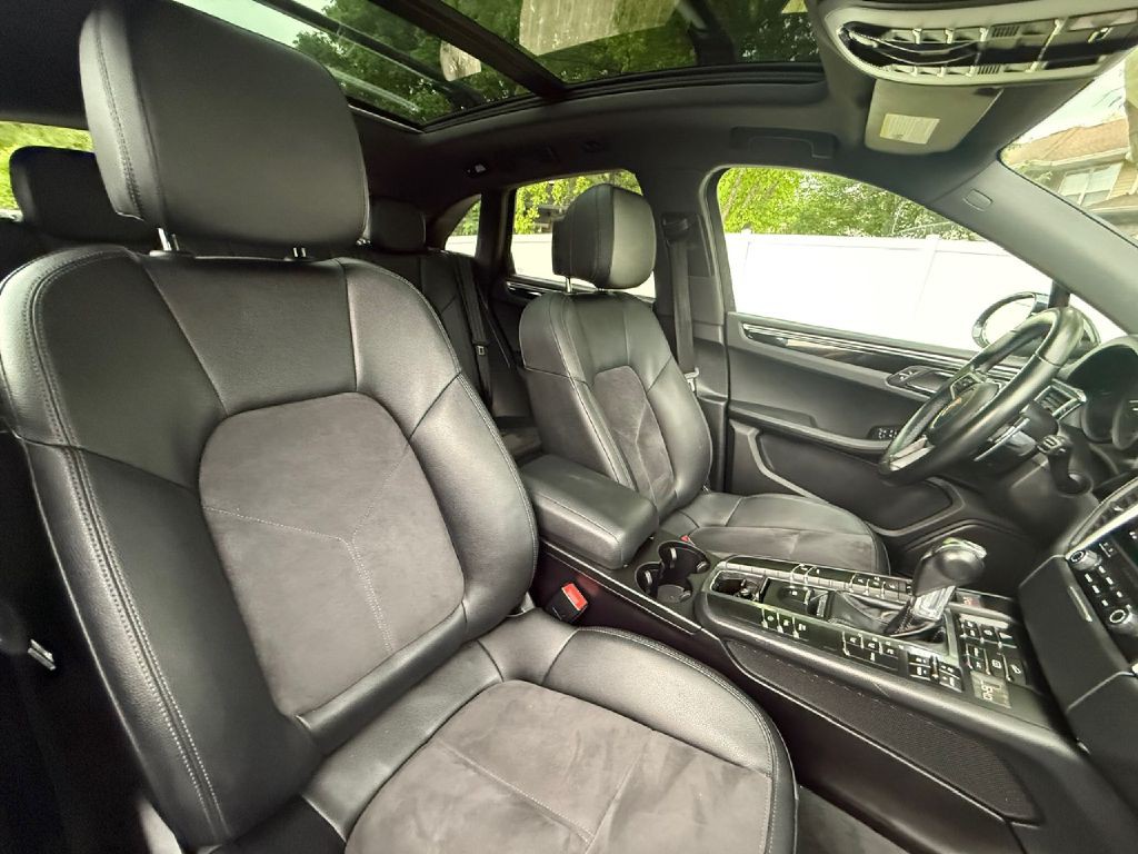 2018 Porsche Macan Image 18