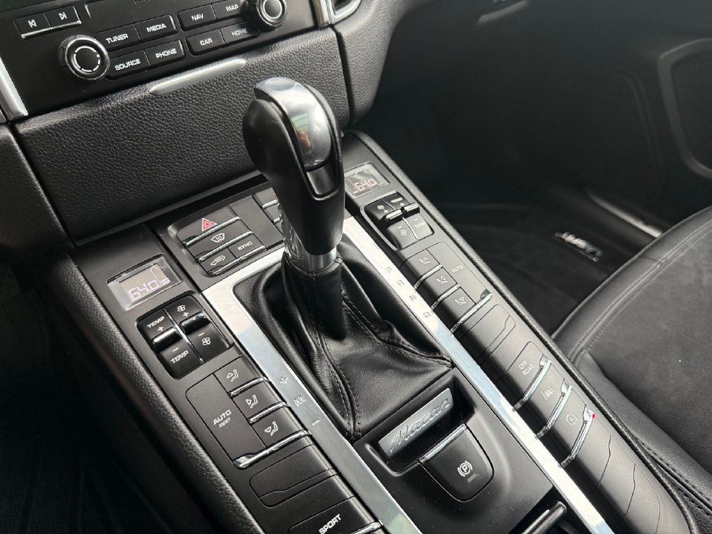 2018 Porsche Macan Image 20