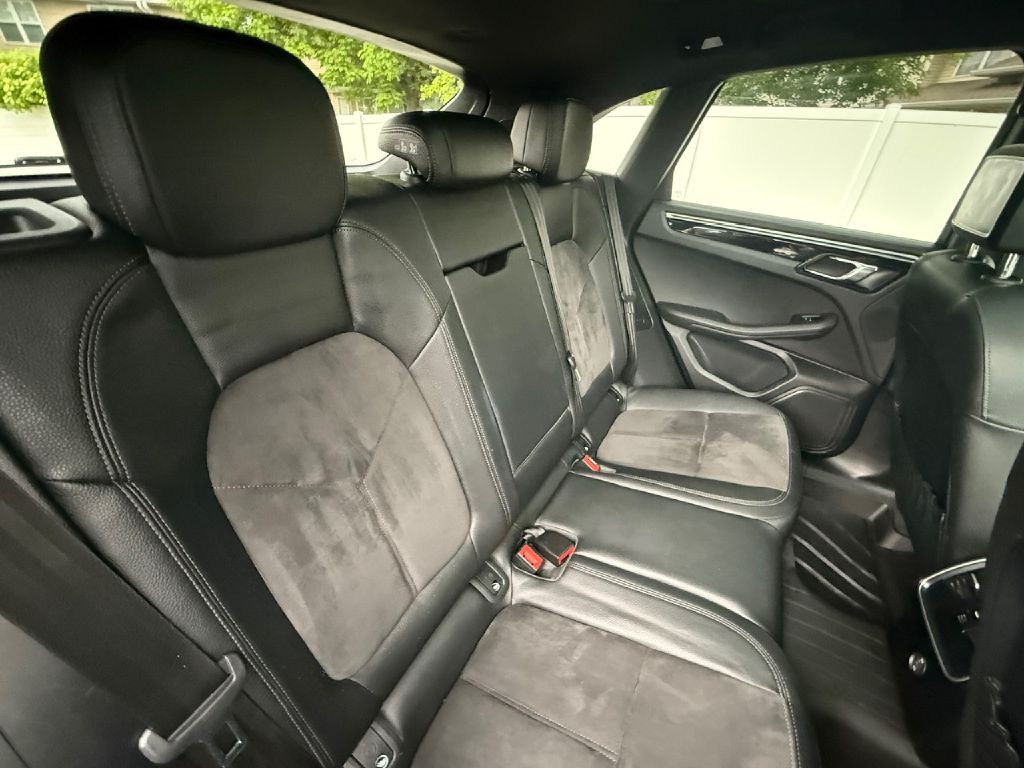 2018 Porsche Macan Image 22