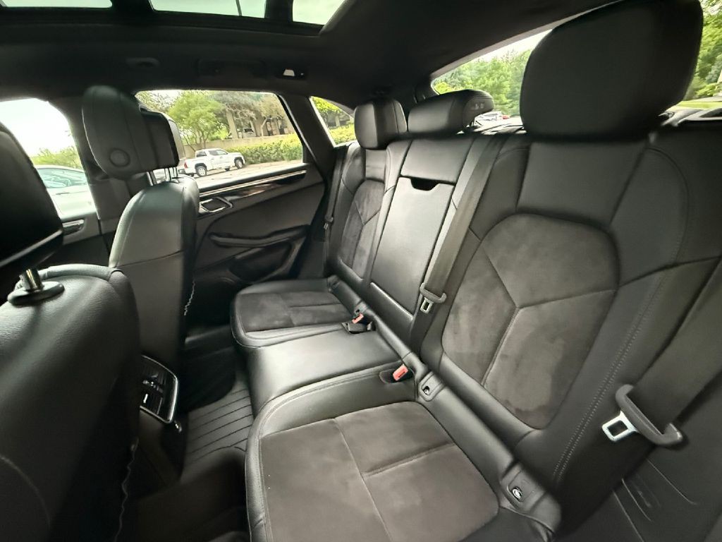 2018 Porsche Macan Image 25
