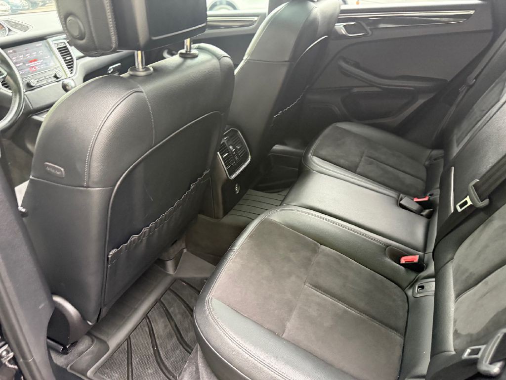 2018 Porsche Macan Image 26