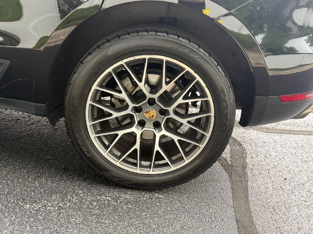 2018 Porsche Macan Image 35