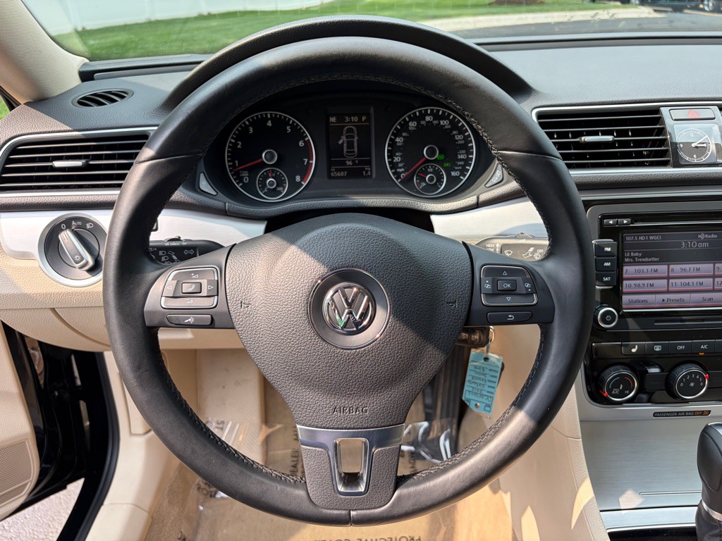 2013 Volkswagen Passat Image 24