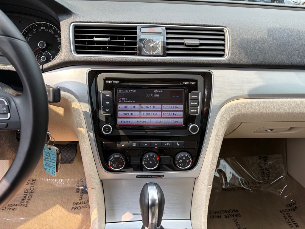 2013 Volkswagen Passat Image 27