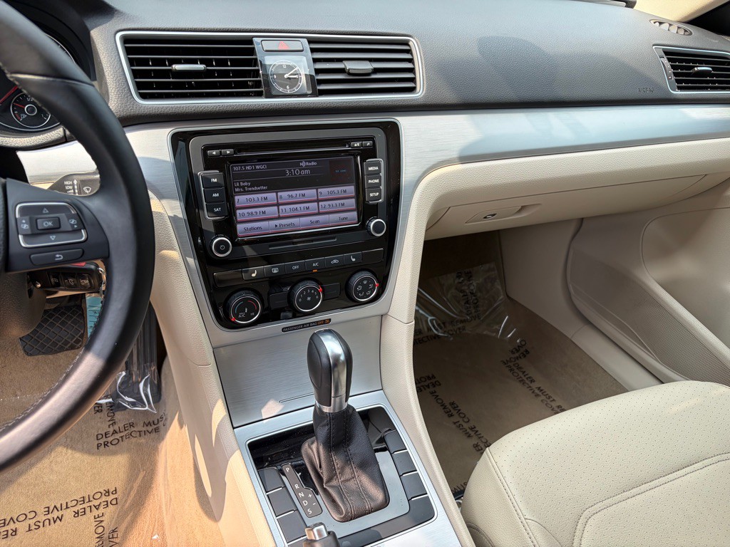 2013 Volkswagen Passat Image 28