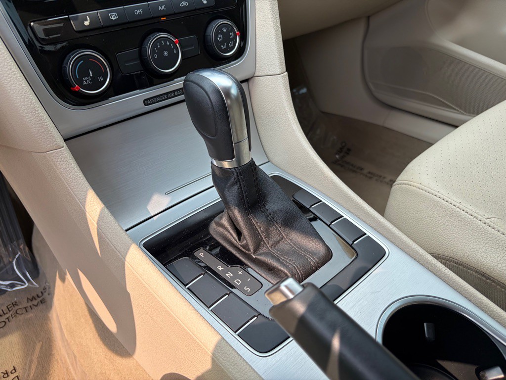 2013 Volkswagen Passat Image 29