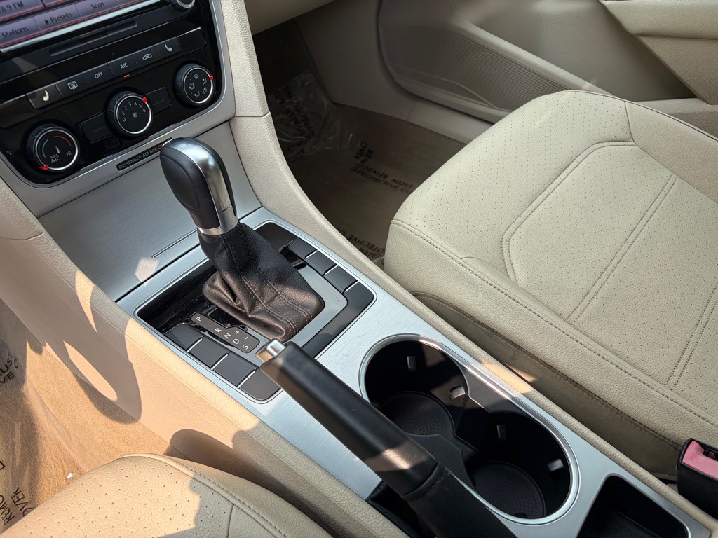 2013 Volkswagen Passat Image 30