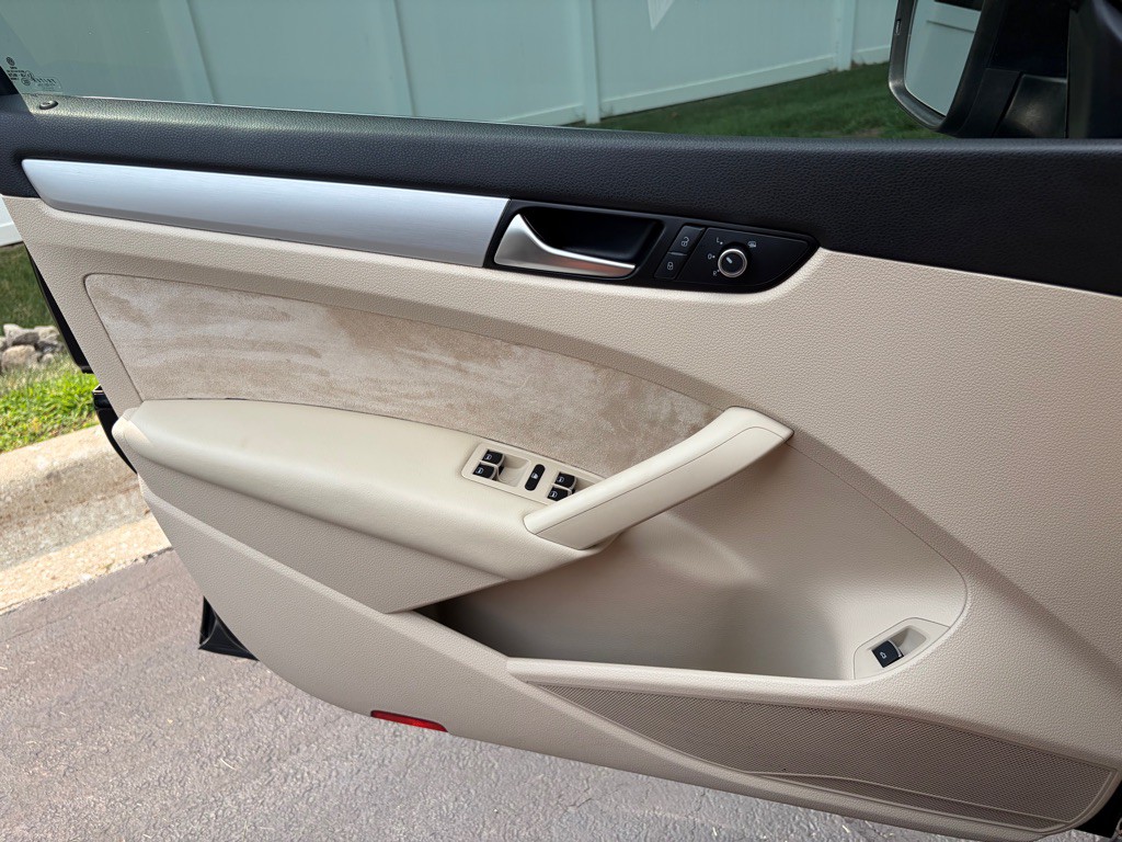2013 Volkswagen Passat Image 31