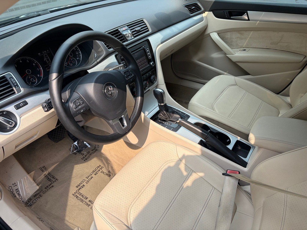 2013 Volkswagen Passat Image 32