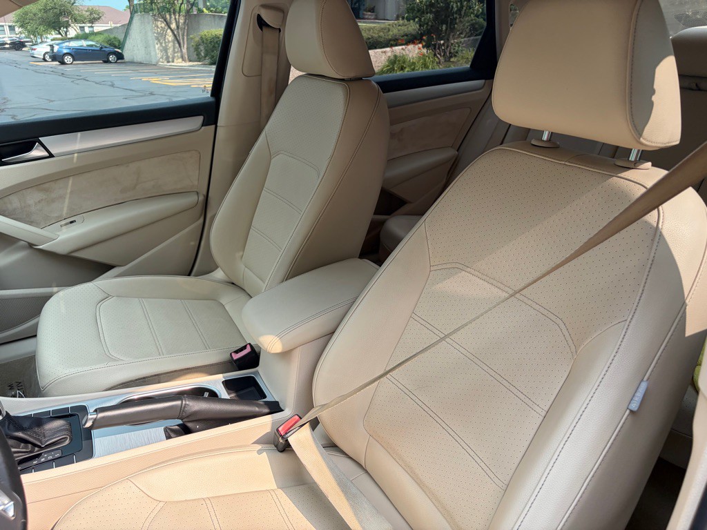 2013 Volkswagen Passat Image 35
