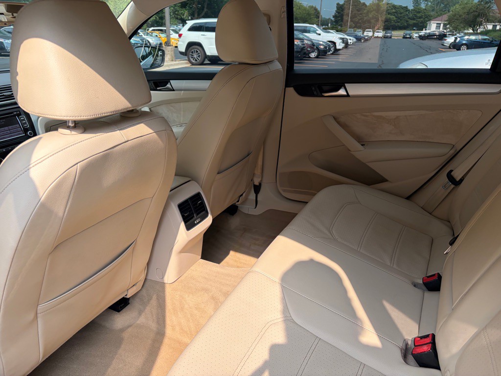 2013 Volkswagen Passat Image 44