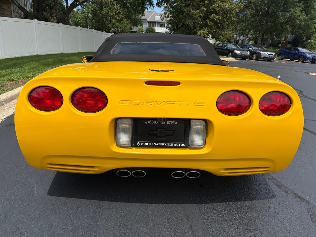 2004 Chevrolet Corvette Image 10